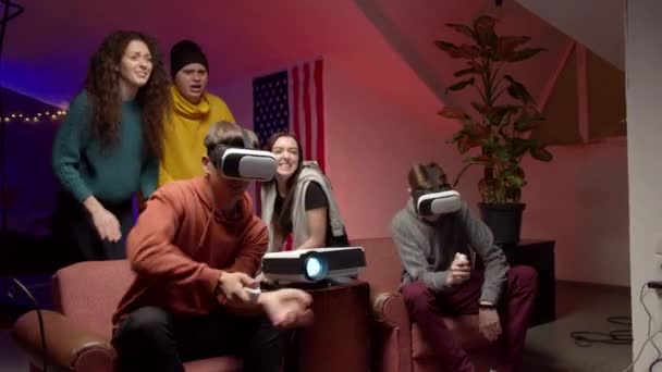 Група молодих друзів, які грають у віртуальну відеогру — стокове відео