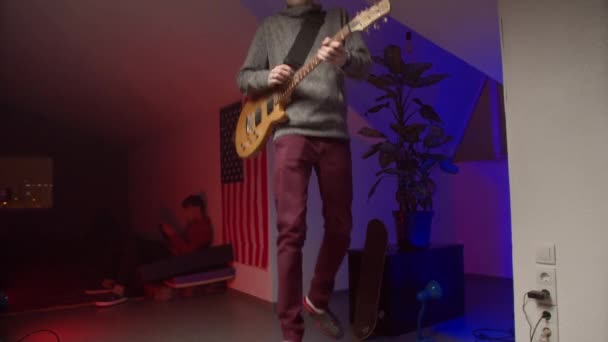 Giovane energico che suona musica rock con la chitarra — Video Stock