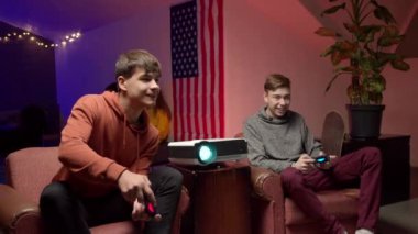 Oyun oynayan neşeli oyuncular.