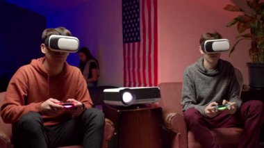 Kulaklıklı genç erkekler birlikte sanal video oyunu oynuyorlar.