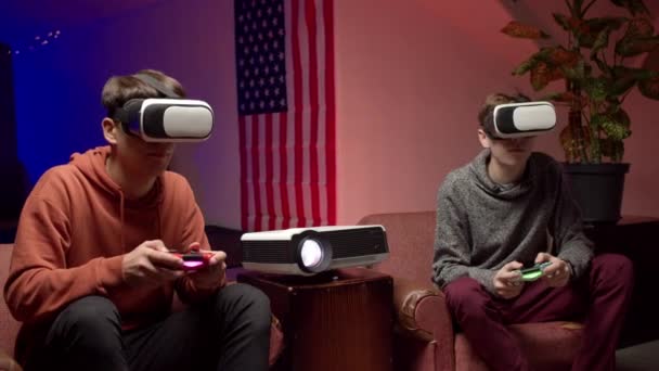 Hombres jóvenes con auriculares jugando juntos a videojuegos virtuales — Vídeo de stock