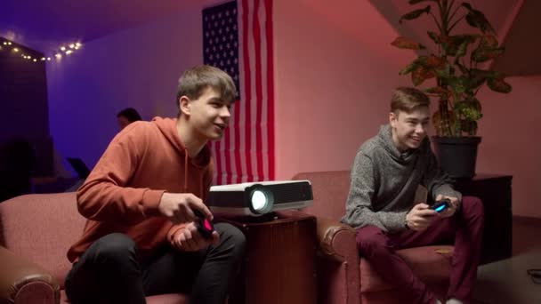 Glada spelare med joysticks spelar TV-spel — Stockvideo