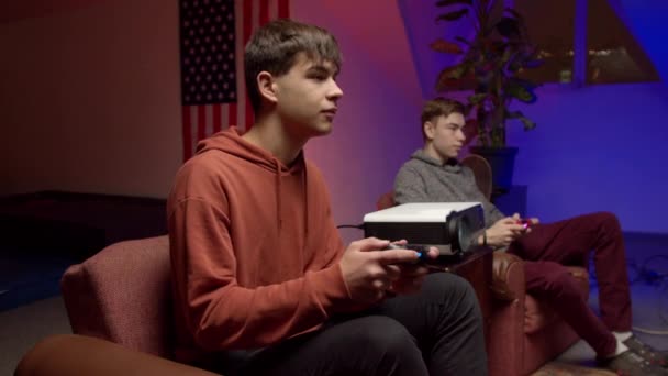 Zenuwachtige jongeman met gamepad die videogame speelt — Stockvideo