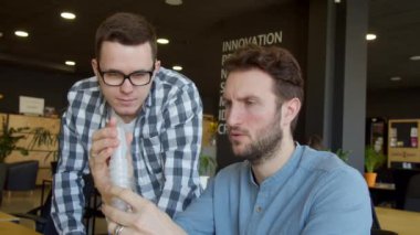 Erkek meslektaşlar mekanizma detaylarını tartışıyor