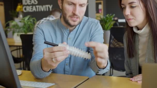 Engenheiro masculino mostrando detalhes para colega feminina — Vídeo de Stock