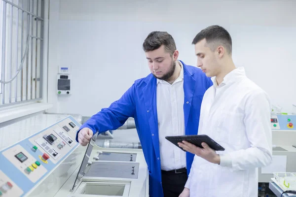 Fabrikada endüstriyel tasarımcı ve teknisyen inceleme ekipmanları