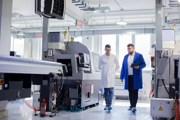 Ingenieur und Techniker diskutieren Produktionsprozess im Werk lizenzfreie Stockbilder