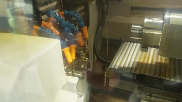 Робочий промисловий токарний верстат з системою подачі охолоджуючої рідини — стокове відео