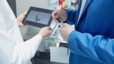 Tabletli fabrika uzmanları detay üretimini tartışıyor