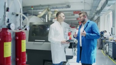 Tablet fabrika ekipmanlarıyla sanayi çalışanları