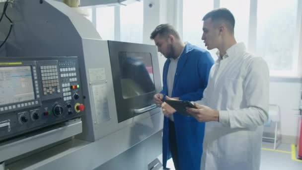 タブレット検査工場設備を有する産業従業員 — ストック動画
