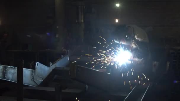 Unrecognizable employee welding metal in dark workshop — стоковое видео