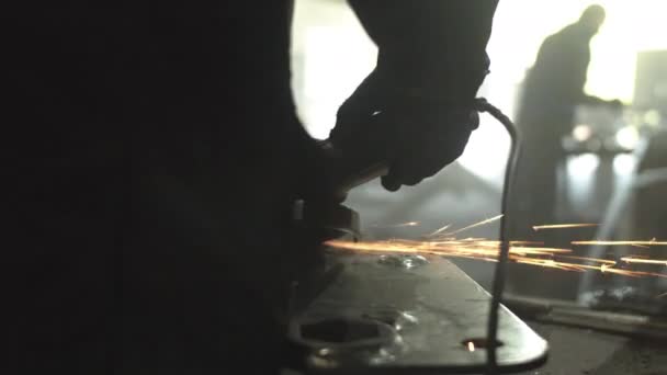 Felismerhetetlen férfi alkalmazott fémcsiszolás a munkapadon — Stock videók