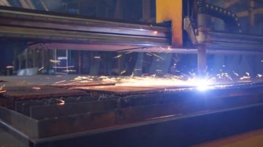 Endüstriyel fabrikadaki metal işleme makinesi