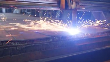 Endüstriyel fabrikadaki metal işleme makinesi