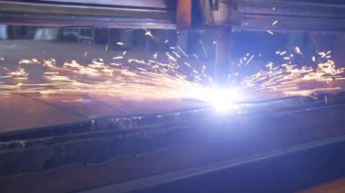 Endüstriyel fabrikadaki metal işleme makinesi