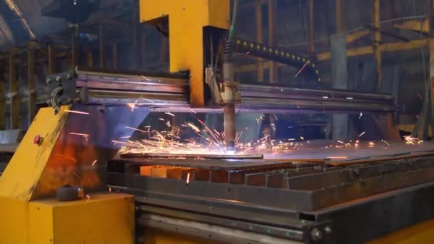 CNC-Fräsmaschine für Metallbearbeitung im Industriewerk — Stockvideo