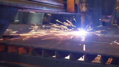 Endüstriyel fabrikadaki metal işleme makinesi