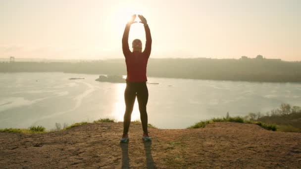 Femme ciblée faisant des exercices d'arts martiaux au coucher du soleil — Video