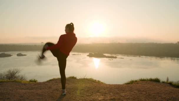Aktiv kvinna tränar kampövningar vid solnedgången — Stockvideo