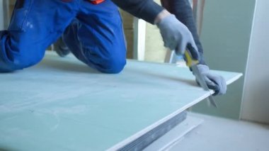 İş sırasında tanınmayan erkek işçi paneli kesiyor