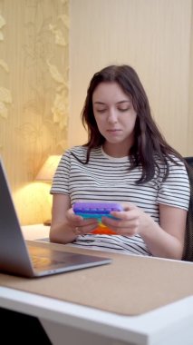 Genç bayan çalışmaktan ve pop çalmaktan bıktı. Dikey video