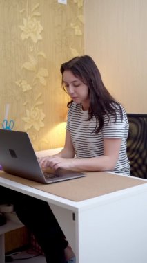 Genç bayan çalışmaktan ve pop çalmaktan bıktı. Dikey video