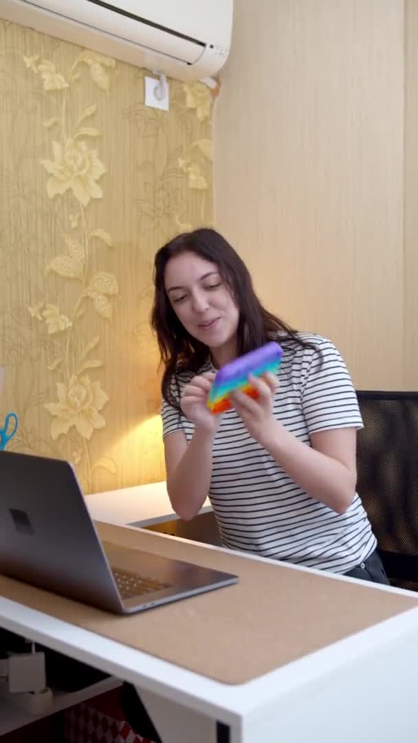 Kadın görüntülü konuşma yapıyor ve pop müziğini oyuncak olarak gösteriyor. Dikey video — Stok video