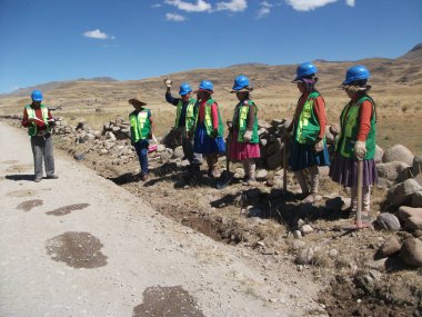 Kırsal yolların bakımında çalışan kadınlar. Cusco - Peru