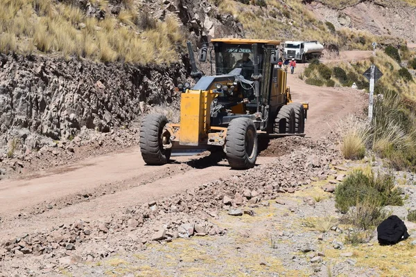 Onaylanmış bir yolun yeniden inşası üzerinde çalışan makineler.