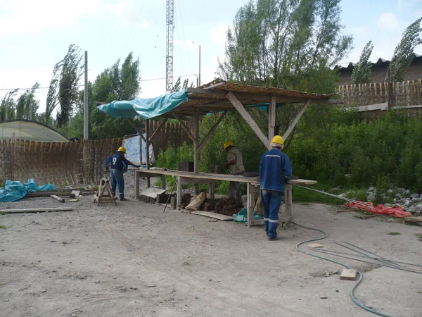 İnşaat için demir bükme alanında çalışan işçiler. Arequipa, Peru