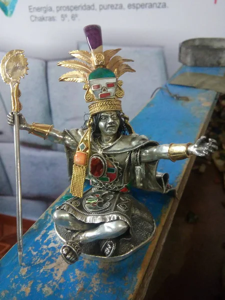 Artesana peruana hekha en plata y oro con gran detalle