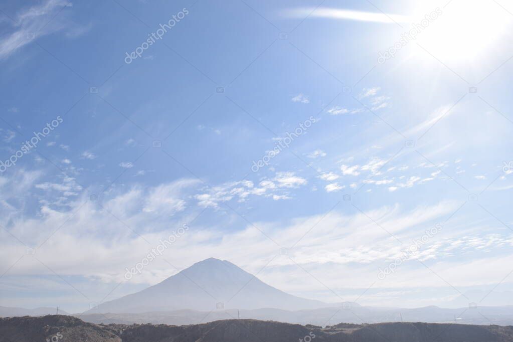 Silueta del volcan Misti de Arequipa a lo lejos