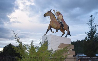 Estatua de Qorilazo en su caballo, con el cielo como fondo.