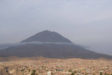 imponene volcan Misti rodeado de nubes como chalina