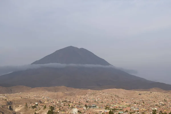imponene volcan Misti rodeado de nubes como chalina
