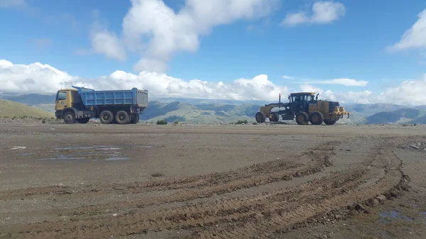 Maquinaria pesada trabadando lejos de la ciudad