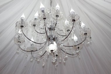Candelabro dekorativo de dos niveles, usado en la recepcion de matrimonio como parte de la decacin y para iluminacin de salon. Imagen ideal para promocionar even tos y dekaraciones.