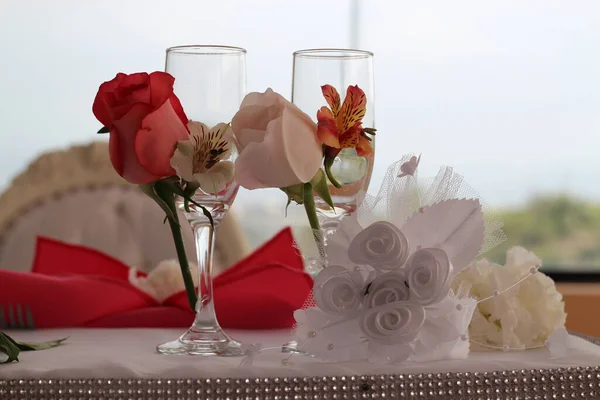 Cristaleria Decorada Con Flores Blancas Rojas Listas Para Brindis Despues — Fotografia de Stock
