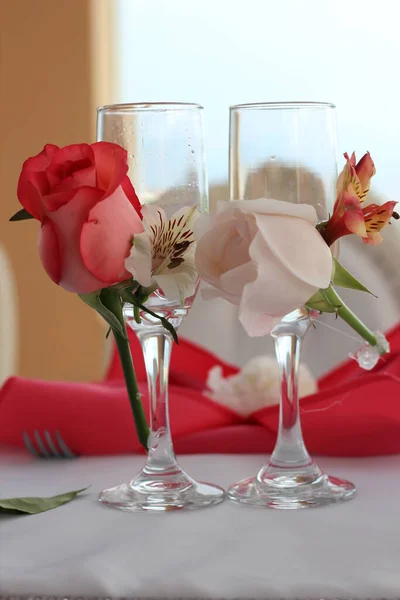 밖에도 서예가 Copas Cristal Ornamadas Con Flores Blancas Rojas Las — 스톡 사진