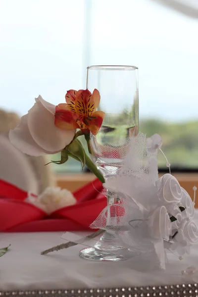 İlk plano de copa de novia, dekorada con flores y cintas, lista para el brindis de los recien casados. Imagen ideal para promocionar dekoraciones y menaje.