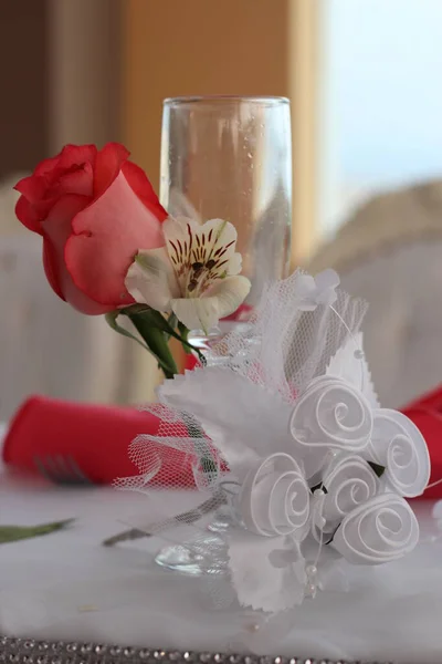 Copa de Novia en primer plano, dekorada con flores rojas y cintas blancas para el brindis de los recien casados. Imagen ideal para promocionar dekorayonları.