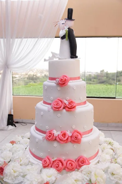 Torta Matrimonio Cuatro Pisos Color Blanco Con Decoracion Flores Comestibles — Zdjęcie stockowe