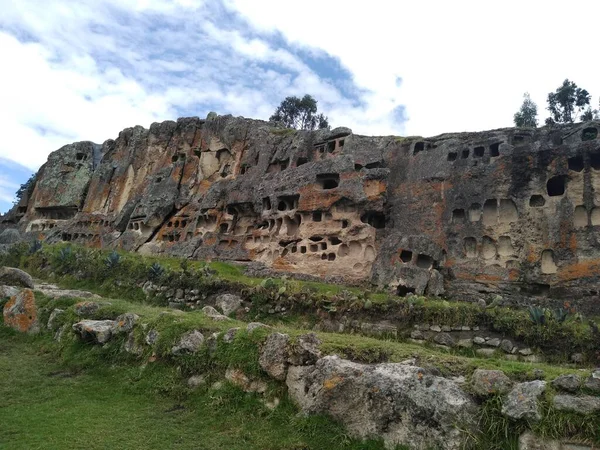 Ventanillas de Otuzco; Cajamarca şehrinin yakınlarındaki yerleşim alanlarında yaşayan antik mezarlardır - Peru.