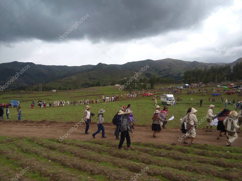 Presentacin de danzas oriundas como parte de una festividad cultural lejos de la ciudad en medio de los cerros, en la provincia de Chumbivilcas - Cusco - Per.