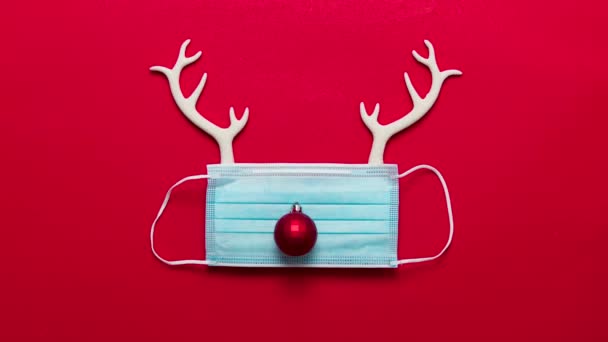 Animação festiva de renas de Natal feita de máscara facial e decorações — Vídeo de Stock