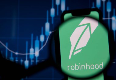 LONDON, İngiltere - Ocak 2021: Robinhood yatırım uygulaması büyüteç altında