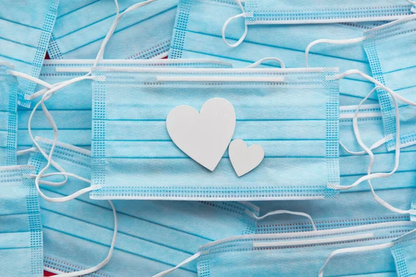 Corazones de amor de San Valentín blanco en una mascarilla protectora — Foto de Stock