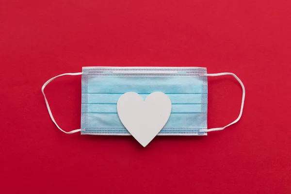 Día de San Valentín covid-19 fondo con máscara quirúrgica y corazones de amor blanco — Foto de Stock