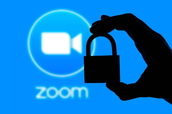 LONDON, Storbritannien - 2 april 2020: Zoom videokonferens app ikon med siluett av ett hänglås — Stockfoto